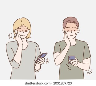 Muchacho y muchacha se sorprendieron al leer el mensaje en el smartphone, tienen caras ansiosas. Dibujado a mano en estilo de línea delgada, ilustraciones vectoriales.