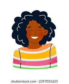 La chica con rizos se ríe. Niña sonriente y feliz con el pelo negro corto sonríe brillantemente. Avatar infantil con suéter a rayas de colores. Dibujo vectorial plano de dibujos animados aislado en fondo blanco