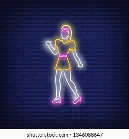 Señal de neón bailarina. Chica de neón brillando con ropa retro sobre fondo de pared de ladrillo. La ilustración vectorial puede utilizarse para temas como discoteca, estudio de baile, discoteca