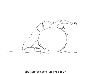 Uma menina faz exercícios, ginástica, pilates, aeróbica deitada com as costas em uma bola de ginástica. contínua única linha arte mão desenho esboço logotipo 