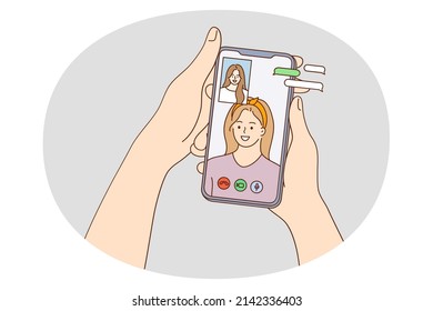 Chica sostiene el smartphone en las manos hablando en videollamadas con un amigo en gadget. Las mujeres sonrientes tienen una webcam evento virtual o conferencia a través del teléfono celular. Tecnología, comunicación. Ilustración vectorial. 