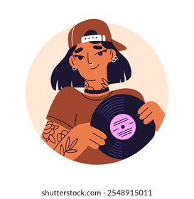 Garota segurando disco de vinil, retrato de avatar. Amante da música moderna, jovem DJ, musicista feminina. Personagem adolescente criativo legal em cap com tatuagem. Ilustração de vetor plano isolada no plano de fundo branco