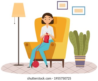 Mädchen mit Stricknadeln und -fäden kreiert Strickgewebe. Fröhliche Frau strickt Schal zu Hause