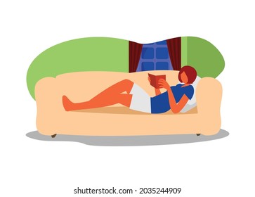 Niña tendida en un sofá mientras lee un libro. Ilustración plana simple.
