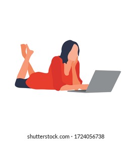 La chica se encuentra en el suelo con una laptop y trabaja como freelancer con un largo suéter rojo y pantalones cortos azules, se comunica con los amigos. Trabajo en línea desde casa. Ilustración vectorial.