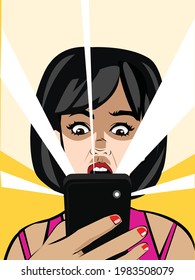 Una chica mirando la pantalla del móvil