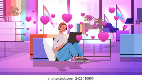 chica enamorada usando laptop comunicación en medios sociales feliz día de San Valentín concepto de celebración sala de estar interior con corazones rosas