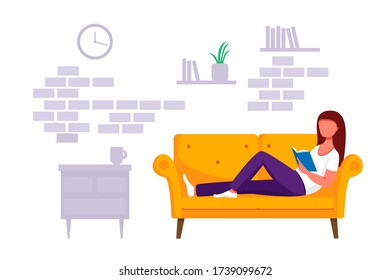 La niña está tumbada en el sofá y leyendo un libro en casa. Ilustración vectorial plana y cómoda. 