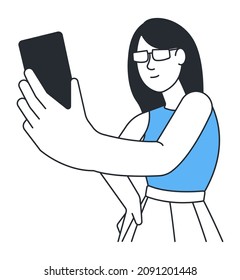 Niña haciendo selfie. Mujer joven sosteniendo el teléfono en el brazo estirado