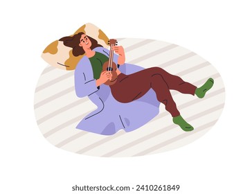 Niña tocando música y cantando canciones sola, mintiendo, relajándose en el fin de semana. Feliz relajación de la mujer, actuando en ukulele, descansando en la cama. Ilustración vectorial gráfica plana aislada en fondo blanco