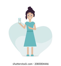 Niña con código qr en la pantalla del smartphone en la mano