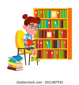 Niña Leyendo Libro Educativo En Vector De Bibliotecas. Escolar Sentada En La Silla Cerca De La Librería Y Leer El Libro De Educación. Carácter niño caucásico estudiando literatura e ilustración de dibujo plano