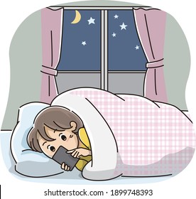 Girl to see the smartphone in bed in the middle of the night