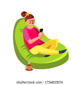 Niña Sentada En Beanbag Y Usando Vector De Teléfono Celular. Joven Sonriente Feliz Sentada En Beanbag Con Smartphone Y Copa De Café. Carácter En Ilustración De Dibujo Plano De Silla Fluffy Cómoda