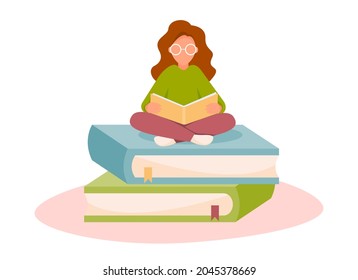 Mädchen, die auf dem Stapel von Büchern und Lesen sitzen. Konzept von Lernen, Bildung, Wissen, Hobby. Vektorgrafik im Flachstil.