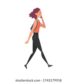 Niña hablando en Smartphone mientras camina, estudiante con mochila usando ilustración digital de vectores de gadgets