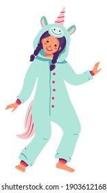 Niña con disfraz de carnaval de unicornio. Fiesta de pijama infantil. Niños con traje de salto o kigurumi aislados en fondo blanco. Ilustración vectorial de dibujos animados planos.