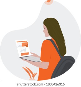 Chica que usa o sostiene computadora portátil con bolsa, parada aislada sobre fondo blanco