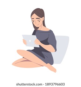 Ilustración vectorial del estilo de dibujos animados de Girl Using Tablet PC, Young Woman Doing Live Podcasts
