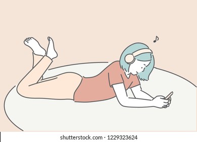 La chica lleva auriculares y escucha música en el suelo. ilustraciones de diseño vectorial de estilo dibujado a mano.