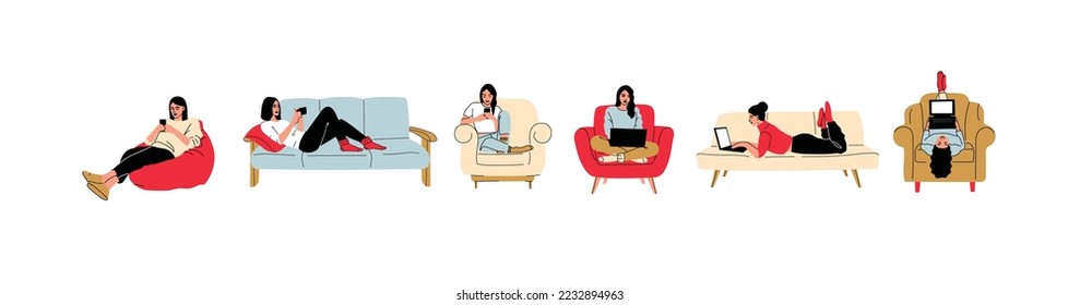 Chicas sentadas en sillón, sofá en casa. Mujer con portátil, teléfono móvil y libro en la silla, sofá. Concepto independiente o de estudio. Personaje femenino, charlando en línea usando laptop, descansando