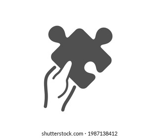 Dar un ícono simple al rompecabezas. Sostén el cartel de la pieza de Jigsaw. Símbolo de desafío comercial. Clásico estilo plano. Elemento de diseño de calidad. Icono de rompecabezas simple. Vector