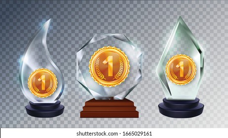 Vector De Conjunto De Colección De Formulario Diferente De Premio De Vidrio. Brillante Trofeo Deportivo De Material Arilico Con Medalla De Oro Para Ganador De Campeonato En Pedestal. Ilustraciones 3d realistas de plantillas