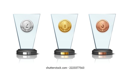El vidrio premia la ilustración vectorial realista. Premios de cristal con medallas de oro, plata y bronce 3D aisladas clipart sobre fondo blanco. Recompensas para el ganador de la competencia. Elementos de diseño trofeo.