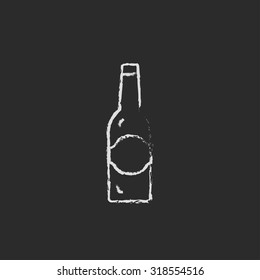 Mano de botella de vidrio dibujada con tiza sobre un icono blanco vectorial de pizarra aislado en un fondo negro.