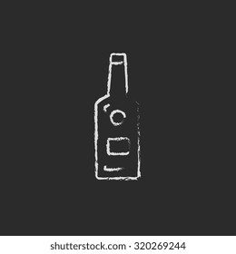 Glasflasche, handgezeichnet in Kreide auf schwarz-weißem Vektorsymbol einzeln auf schwarzem Hintergrund.
