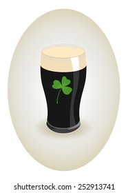 Vidrio de cerveza oscura con shamrock