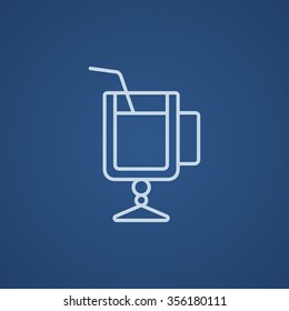 Glas mit Trinkstrohhalm-Symbol für Web-, Mobil- und Infografiken. Vektorhellblaue Symbol einzeln auf blauem Hintergrund.