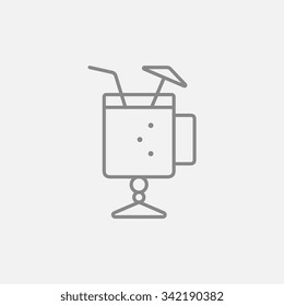 Vidrio con paja de bebida e ícono de línea de paraguas para web, móvil e infografía. Icono vector de gris oscuro aislado en fondo gris claro.