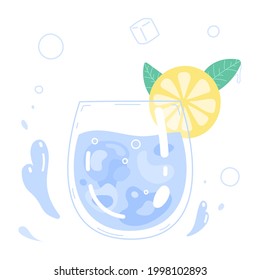 Glas Trinkwasser und Zitronenscheibe