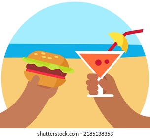 Vidrio con cóctel exótico y hamburguesa en playa tropical. Recreación sobre el costo del mar en los días soleados. Vacaciones junto al mar, viaje al cálido campo, descanso y relajación. Comida y bebida en el complejo de playa