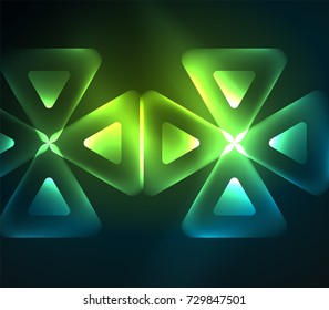 Triángulos brillantes de vidrio sobre el fondo abstracto del diseño del espacio oscuro. Ilustración del vector