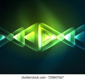 Triángulos brillantes de vidrio sobre el fondo abstracto del diseño del espacio oscuro. Ilustración del vector