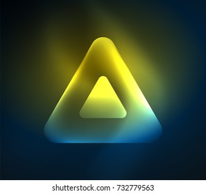 Glas leuchtende helle Dreiecke auf dunklem, abstraktem Hintergrund. Vektorgrafik