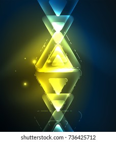 Triángulos brillantes de vidrio sobre el fondo abstracto del diseño del espacio oscuro. Ilustración del vector