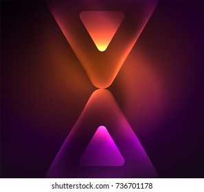Triángulos brillantes de vidrio sobre el fondo abstracto del diseño del espacio oscuro. Ilustración del vector
