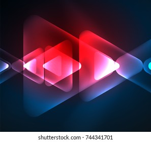 Triángulos brillantes de vidrio sobre el fondo abstracto del diseño del espacio oscuro. Ilustración del vector
