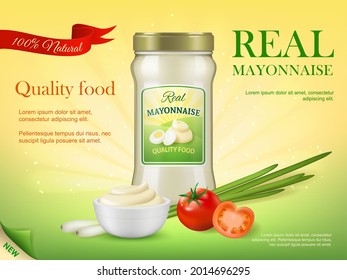 Glaskeramik mit Mayonnaissoße. Vorlage für natürliches Mayonnaise-Werbebanner mit realistischen Vektorfrischen Tomaten, Zwiebeln oder Knoblauch, Mayosauce in weißer Keramikschüssel und Hühnereiern auf Glasflaschenetikett