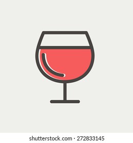 Vidrio de la línea delgada del icono del vino para la web y el móvil, moderno diseño minimalista plano. Icono del vector con contorno gris oscuro y color de desplazamiento en fondo gris claro.