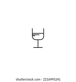 Glas Wein auf weißem Hintergrund