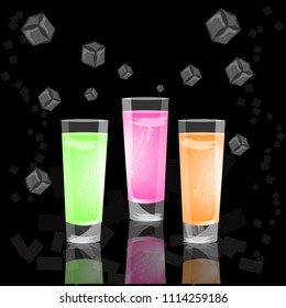 copas de bebidas coloridas con cubos de hielo, conjunto de cócteles tropicales de verano aislados en fondo negro