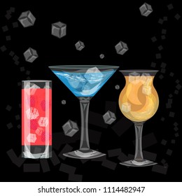 Gläser von bunten Getränken mit Eiswürfeln, Set tropischer Sommercocktail einzeln auf schwarzem Hintergrund