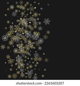 Schneeflocken aus Glitzern auf schwarzem Hintergrund. Winterfenster. Shiny Christmas und Neujahr Rahmen für Geschenkgutscheine, Anzeigen, Banner, Flyer. Fallschnee mit goldgelben Schneeflocken für Partyeinladung