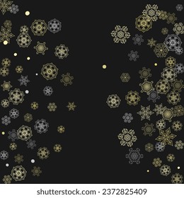 Schneeflocken aus Glitzern auf schwarzem Hintergrund. Winterfenster. Shiny Christmas und Neujahr Rahmen für Geschenkgutscheine, Anzeigen, Banner, Flyer. Fallschnee mit goldgelben Schneeflocken für Partyeinladung