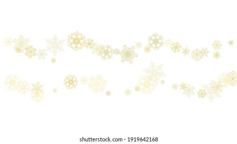 Schneeflocken aus Glitzern auf weißem, horizontalem Hintergrund. Shiny Christmas und Neujahr Rahmen für Geschenkgutscheine, Anzeigen, Banner, Flyer. Fallschnee mit goldfarbenen Schneeflocken für Partyeinladung