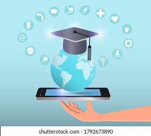 Concepto de tecnología de la Educación Global. Mano con teléfono inteligente digital con globo virtual y tapón de graduación, iconos gráficos de la interfaz de usuario en los contenidos educativos alrededor de fondo azul claro.